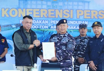TNI AL Gagalkan Penyelundupan 200 Ton Arang Bakau di Perairan Kepulauan Meranti 