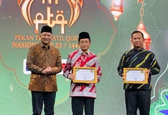 Kemensos saat Salurkan 30 Mushaf Al-Qur’an Braille melalui Sentra Wyata Guna Bandung