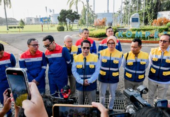 Dirjen Migas Laode Sulaeman memberikan keterangan pers di Kilang Balongan, Indramayu, Kamis (12/3)