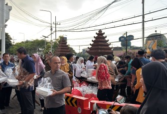 Pembagian takjil kepada masyarakat yang melintas di depan Gedung DPRD Jatim, Jalan Indrapura No. 1, Krembangan, Surabaya, Jumat (13/3/2026) sore.