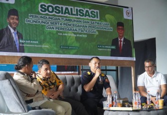 Destinhuru Hend Dhito selaku Kepala Seksi Penindakan dan Penyidikan Bea Cukai Langsa saat menyampaikan materi terkait peran Bea Cukai dalam pencegahan penyelundupan dan perdagangan ilegal tumbuhan dan satwa liar (TSL) dilindungi pada kegiatan sosialisasi di Kabupaten Aceh Tamiang, Sabtu (9/5/2026).