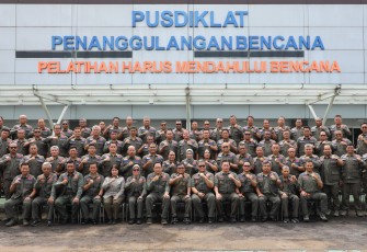 Sekretaris Utama BNPB Dr. Rustian, S.Si., Apt., M.Kes., menutup pelatihan Senior Disaster Management Training (SDMT) gelombang III 2026 dengan penyematan brevet dan penyerahan sertifikat kepada peserta pada Sabtu (16/5) di InaDRTG, Pusat Pendidikan dan Pelatihan Penanggulangan Bencana BNPB, Sentul, Bogor