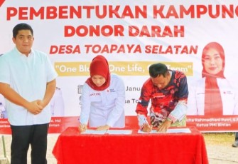 Disaksikan Bupati Bintan Roby Kurniawan, Penandatanganan kesepakatan pembentukan Kampung Donor Darah berlangsung di Kantor Desa Toapaya Selatan.