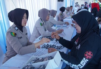 Polri saat Gelar Bakti Kesehatan dan Pangan Murah Serentak di Kelapa Gading, Jakarta Utara, Jumat (13/3/2026).