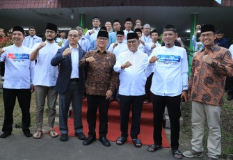 Mendes PDT Yandri Susanto foto bersama usai membuka Syiar Ramadhan Al - Khairiyah (Syiramah) di Yayasan Al - Khairiyah Citangkil, Cilegon, Sabtu (28/2/206).