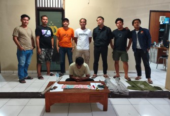 ANJ (31), tersangka pembobol mesin CDM di Alfamart Lawu 3, Tegalasri, Karanganyar diamankan polisi. (Foto: Istimewa)