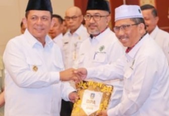 Gubernur Kepulauan Riau, Ansar Ahmad menyerahkan Dokumen Pelaksanaan Anggaran (DPA) kepada Organisasi Perangkat Daerah (OPD) di lingkungan Pemerintah Provinsi Kepulauan Riau di Aula Wan Seri Beni, Tanjungpinang, Selasa (13/1/2026)