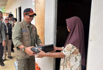 Kepala BNPB Letjen TNI Dr. Suharyanto, S.Sos., M.M (kemeja hijau dengan rompi cokelat) saat menyapa dan memberikan bantuan kepada warga Agusen yang tinggal di hunian sementara (huntara) di Kecamatan Blangkejeren, Kabupaten Gayo Lues, Provinsi Aceh, pada Rabu (11/3)