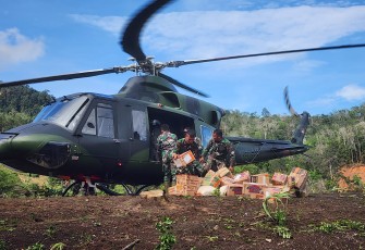 Droping logistik Lewat udara di Desa Lobu Singkam