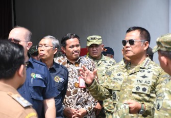 Danrem 081/DSJ Kolonel Arm Untoro usai mendampingi Wakil Panglima (Wapang) TNI Jenderal Tandyo Budi Revita meninjau KDKMP Desa Nglawak, Kecamatan Kertosono, Kabupaten Nganjuk, Selasa (12/5/2026)