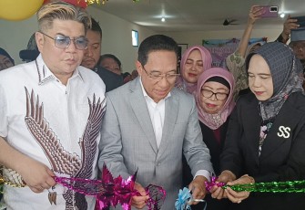 Wakil Menteri Kesehatan (Wamenkes) dr. Benjamin Paulus Octavianus, Sp.P, FISR meresmikan Rumah Sakit Ibu dan Anak (RSIA) Buah Delima di Sidoarjo, Jumat (23/1/2026)