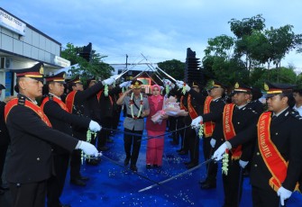 Tradisi upacara pedang pora menyambut kedatangan AKBP Arman Sahti sebagai pejabat baru Kapolres Karanganyar, Senin (12/1/2026) sore. (Foto: Istimewa)
