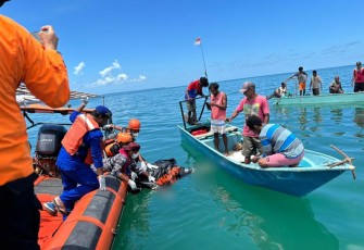 Personel Lanal Aru Terlibat Proses Evakuasi Jenazah Korban Laka Laut KM Indo Perkasa 03