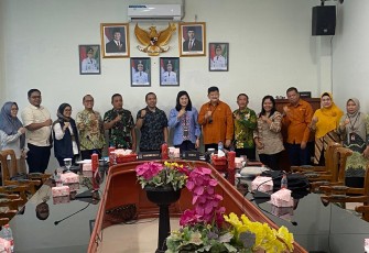  Sekretaris Daerah Kota (Sekdako) Tebing Tinggi, Erwin Suheri Damanik, memimpin langsung Rapat Kerja Tim Pengendalian Inflasi Daerah (TPID) yang berlangsung di Ruang Mawar, Lantai 3 Gedung Balai Kota, Jumat (10/4/2026)