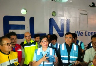 Direktur Utama PT. Pelni bersama BPH Migas saat melakukan monitoring proses pengisian Bunkering KM Sangiang di pelabuhan Samudera Bitung.