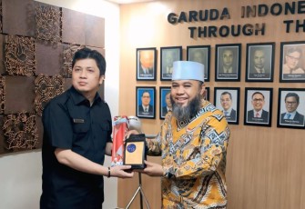 Gubernur Bengkulu Helmi Hasan dan Direktur Teknik Garuda Indonesia, Mukhtaris /Foto : MC 