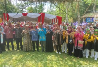 Ratusan peserta mengikuti launching Festival Egrang ke-14 di kawasan Pasar Lumpur, Jember, Sabtu (9/5/2026). Foto: Maria.