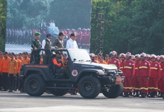 Menko Polkam Jenderal TNI (Purn) Djamari Chaniago, Kepala BNPB Letjen TNI Dr. Suharyanto, S.Sos., M.M., dan Menteri Kehutanan Raja Juli Antoni mengecek kesiapan pasukan yang akan terlibat dalam operasi penanganan karhutla pada Apel Kesiapsiagaan Karhutla di Lanud Roesmin Nurjadin, Kota Pekanbaru, Provinsi Riau pada Kamis (5/3)