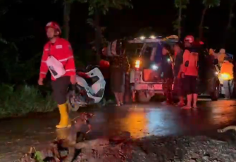 Evakuasi pengungsi di Desa Padasari, Kecamatan Jatinegara, Kabupaten Tegal.