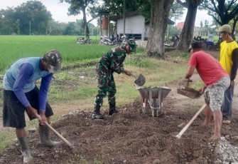 Babinsa dan Warga Desa Bulu saat Gotong Royong Ratakan Tanah Urukan