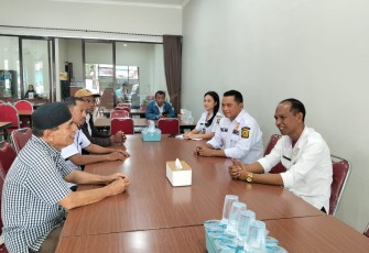 Kadis DLH Manggarai didampingi Camat Langke Rembong saat memberikan arahan kepada Owner Resto Setia Minang.