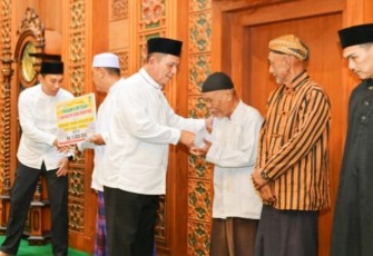 Gubernur Ansar saat Serahkan Dana Kemitraan dan Zakat  di Masjid Raya Baitul Makmur Tanjunguban.