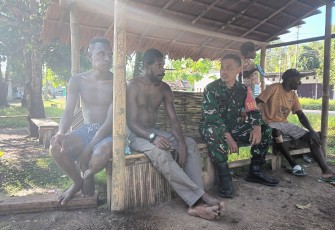 Babinsa Koramil 1710-07/Mapurujaya Laksanakan Komsos dengan Warga
