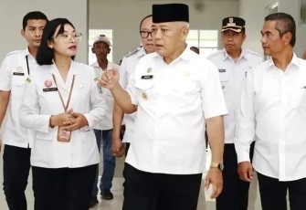 Ketua DPRD (paling kanan) dan Bupati Malang (Tengah) saat Tinjau Puskesmas Poncokusumo