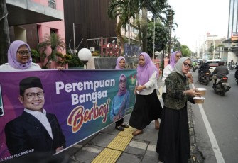 Farida Farichah sekertaris bidang organisasi DPP Perempuan Bangsa saat membagikan takjil di Jakarta, Kamis (5/3)