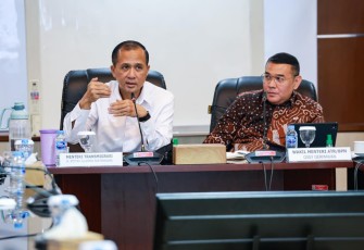 Menteri Transmigrasi M. Iftitah Sulaiman Suryanagara dalam konferensi pers di Kantor Kementerian Transmigrasi, Kalibata, Jakarta Selatan, Rabu (31/12).