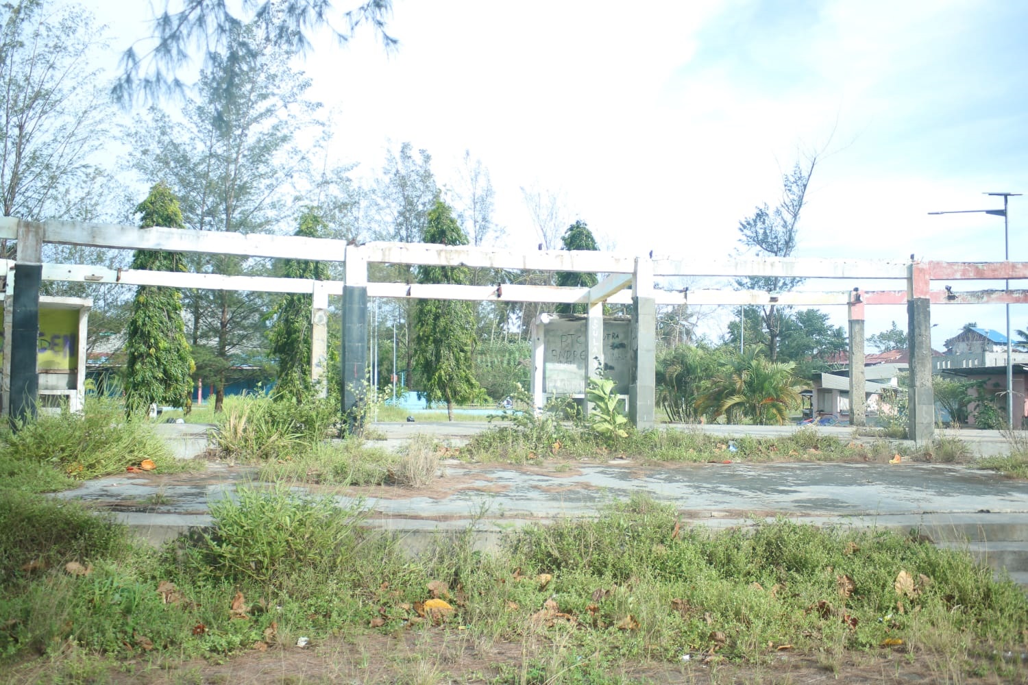 Sejumlah Bangunan Terbengkalai di Kawasan Pantai Jakat Bengkulu