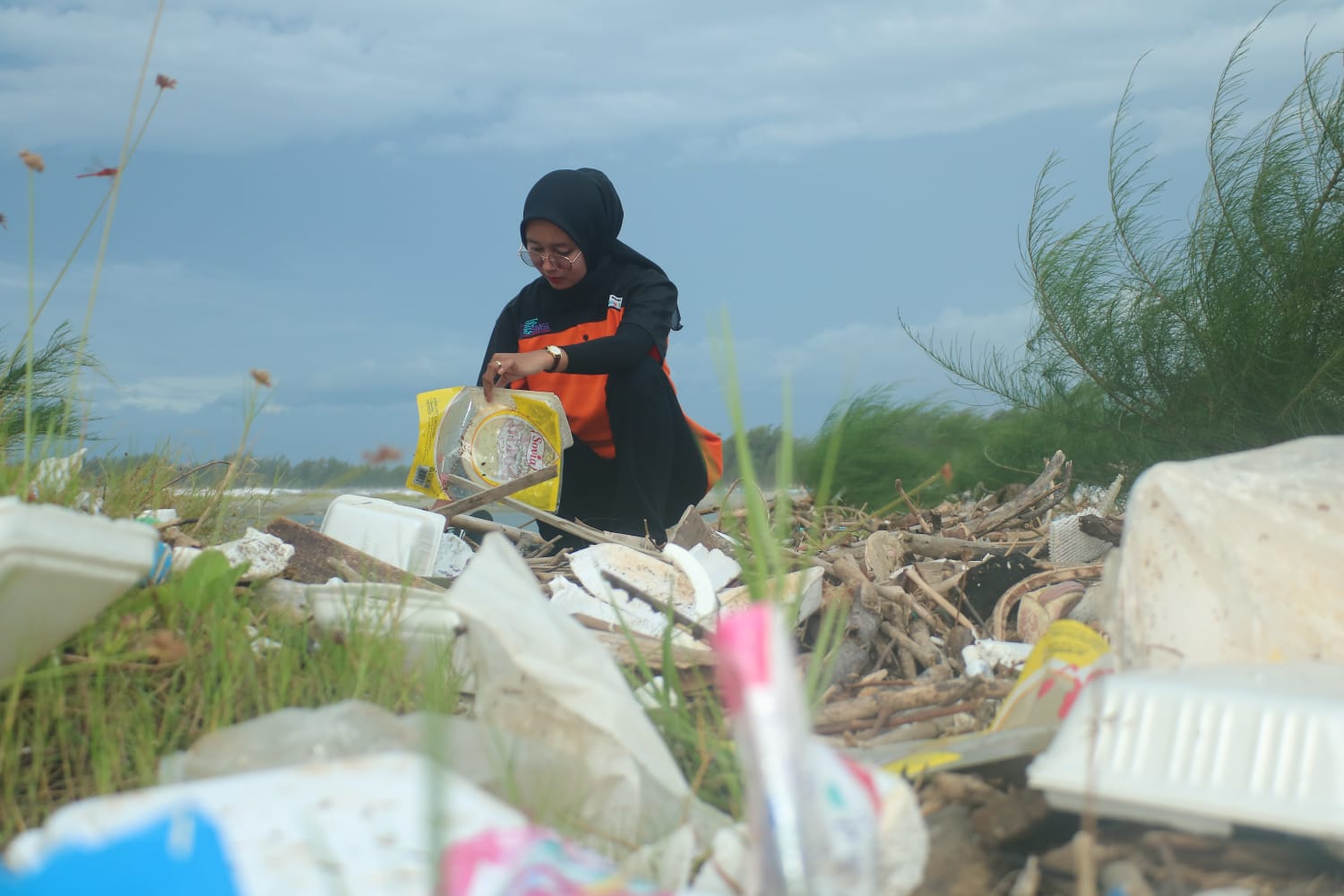 Berserak tumpukan sampah bercampur kepingan kayu dan bambu dibeberapa titik lokasi disekitaran pantai Jakat Bengkulu.