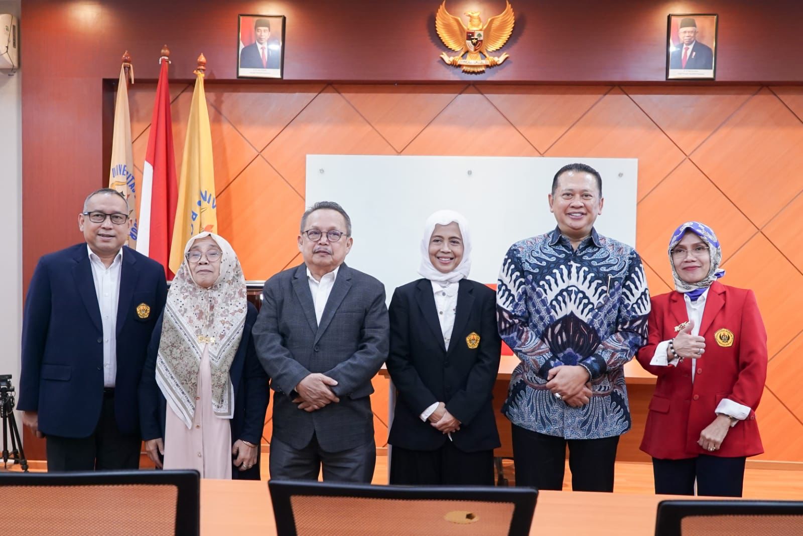Bamsoet saat menjadi penguji Seminar Hasil Penelitian (SHP) disertasi Penegakan Hukum Dalam Penyelesaian Sengketa Kesehatan Melalui Upaya Mediasi, disusun oleh Kolonel dr.Amin Ibrizatun, dokter di RSPAD Gatot Subroto Jakarta, di Universitas Borobudur, Jakarta, Kamis (13/4/23).