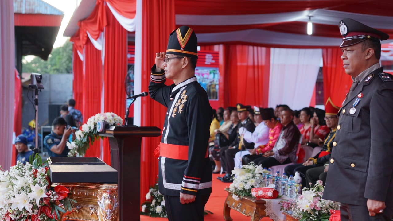 Wakil walikota Bitung, Hengky Honandar saat memberikan penghormatan pada upacara penurunan bendera merah putih
