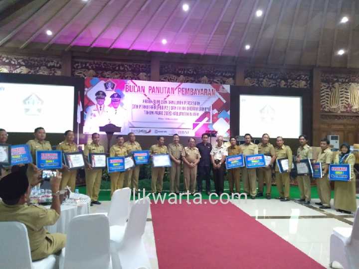 Bupati Rijanto bersama Sekda Pemkab Blitar serta WP yang taat bayar pajak 