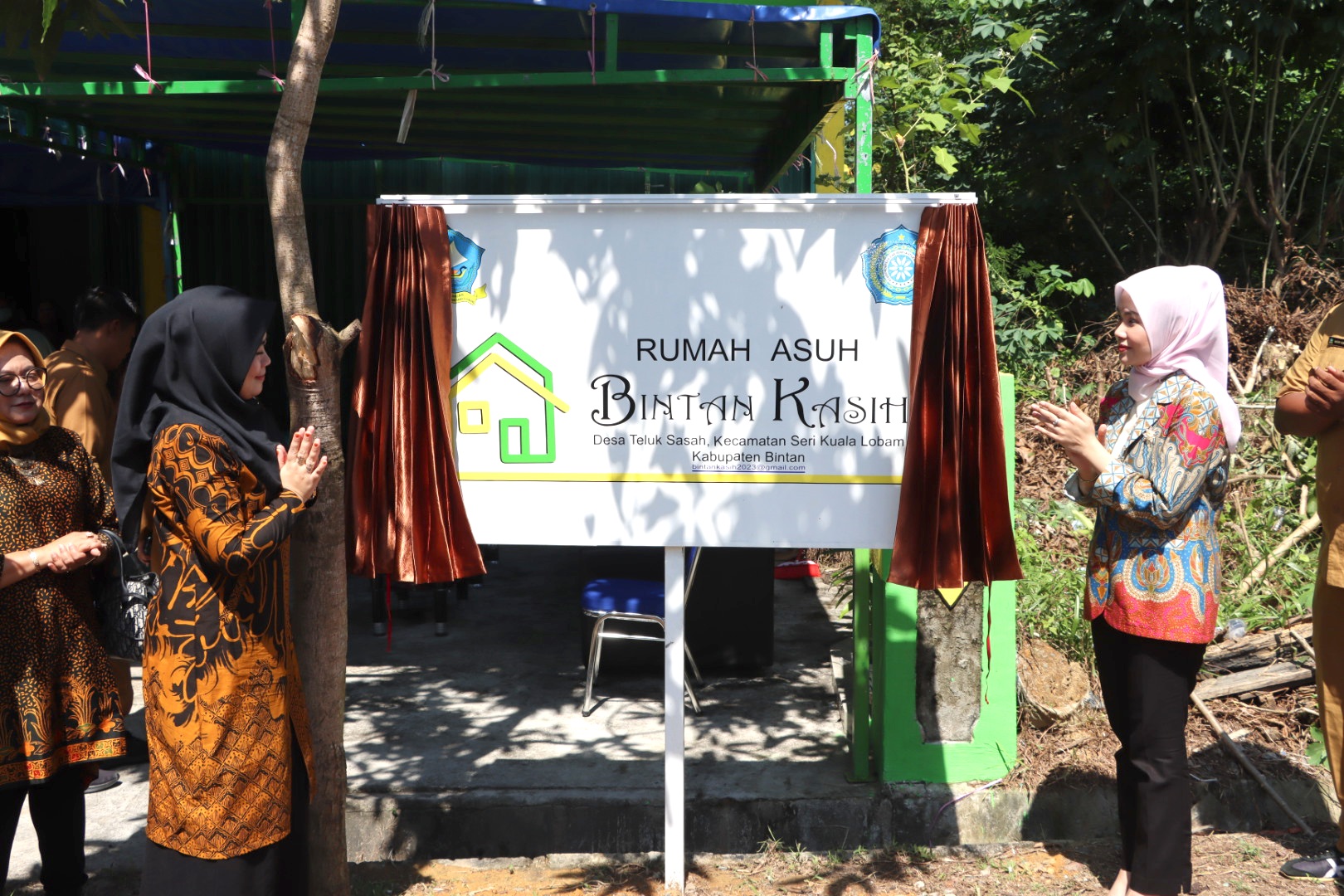 Hafizha Rahmadhani usai menarik tirai plang nama usai melakukan Pra Launching Rumah Asuh Bintan Kasih