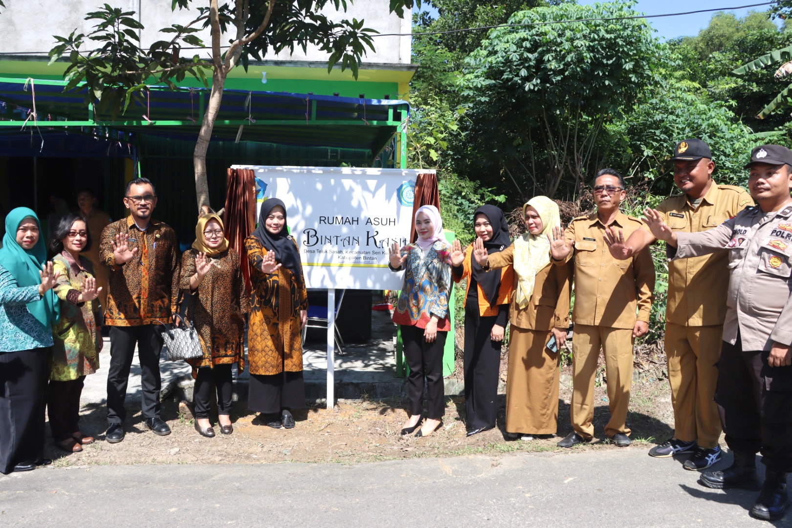 Foto bersama Ketia TP PKK Bintan, beberapa Dinas terkait serta pengurus Rumah Asuh Bintan Kasih