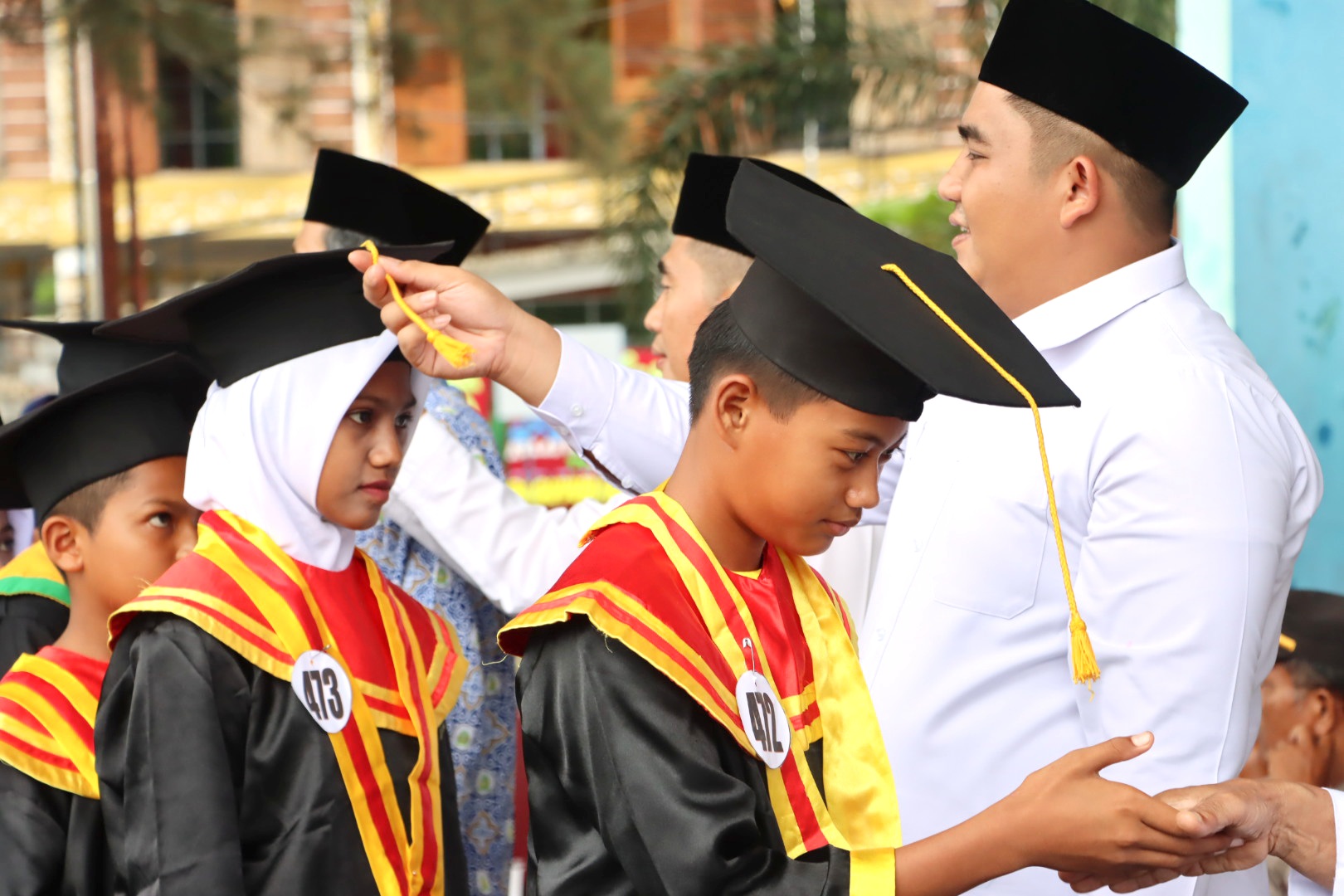 Bupati Roby memindahkan tali toga 10 santri terbaik wisuda 2023
