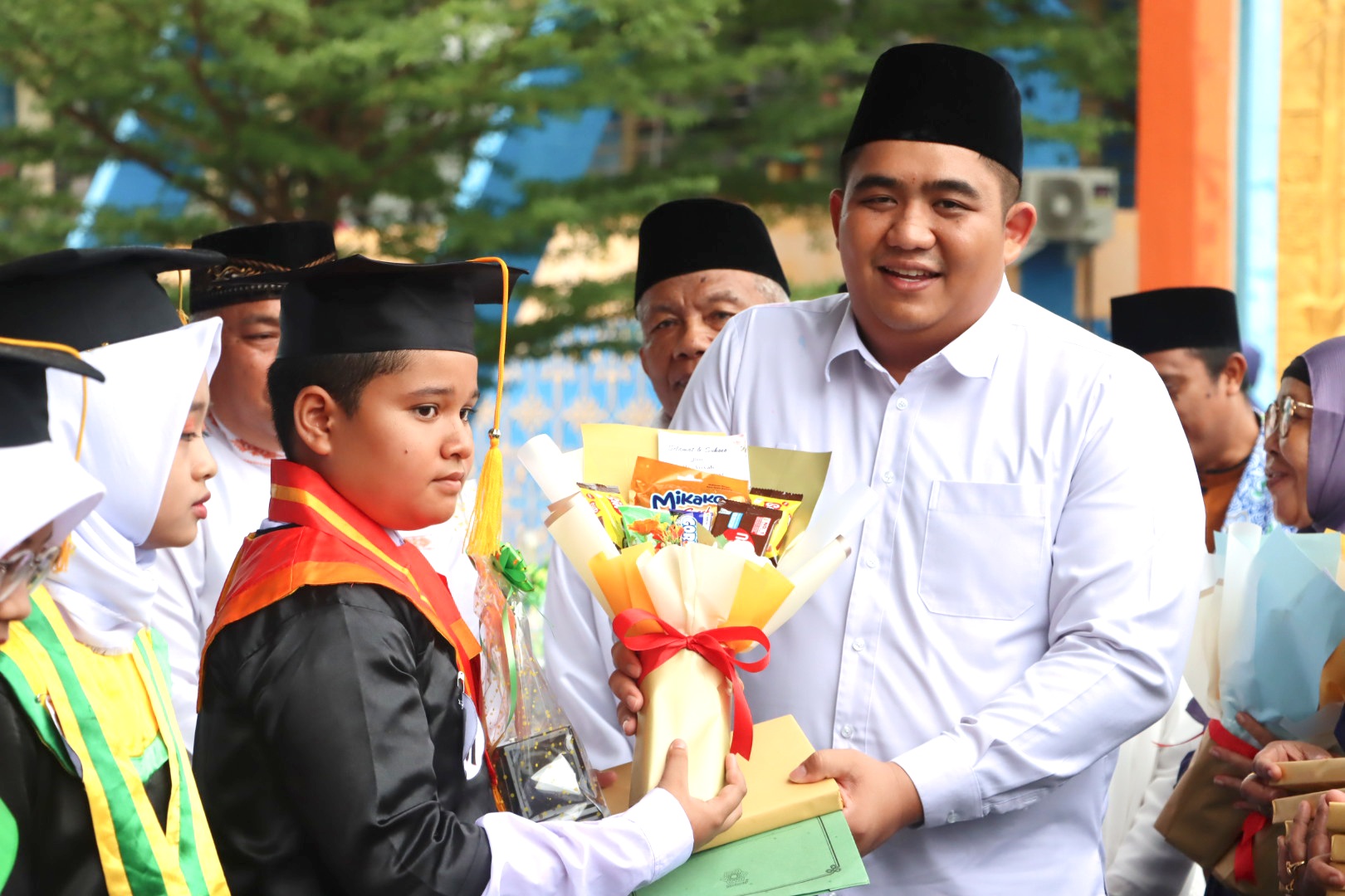 Bupati Roby menyerahkan hadiah kepada terbaik satu wisuda santri 2023