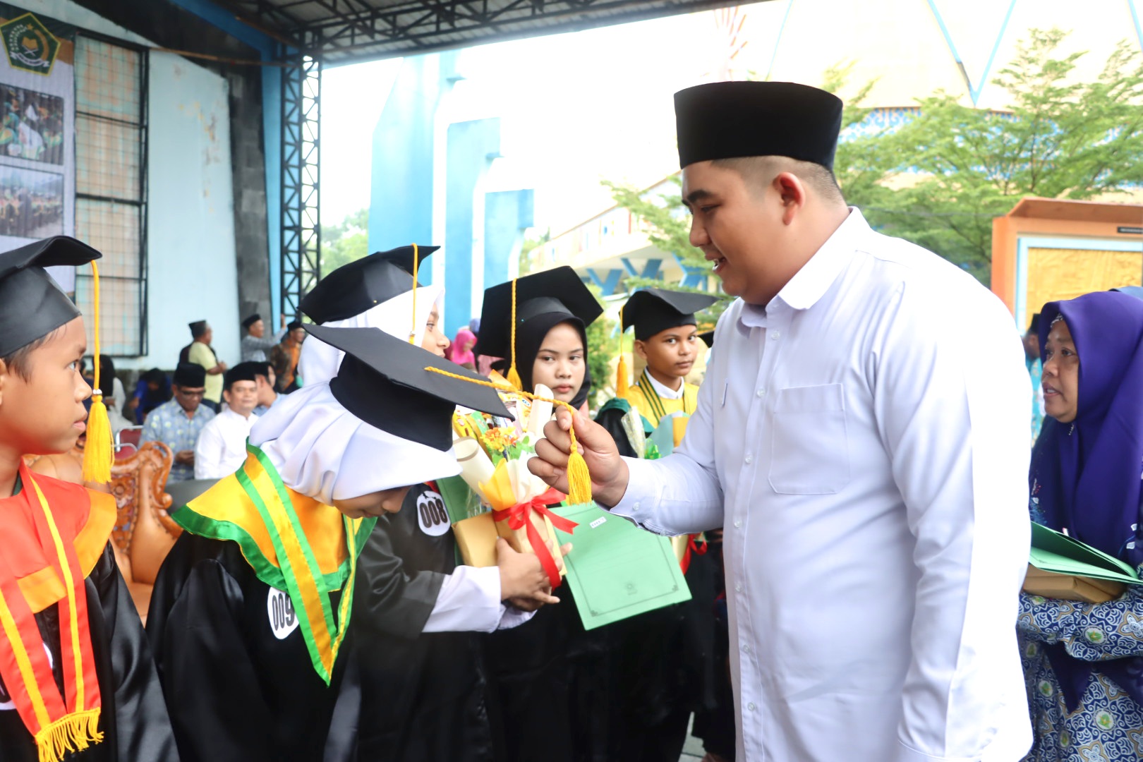 Bupati Roby memindahkan tali toga dalam wisuda santri