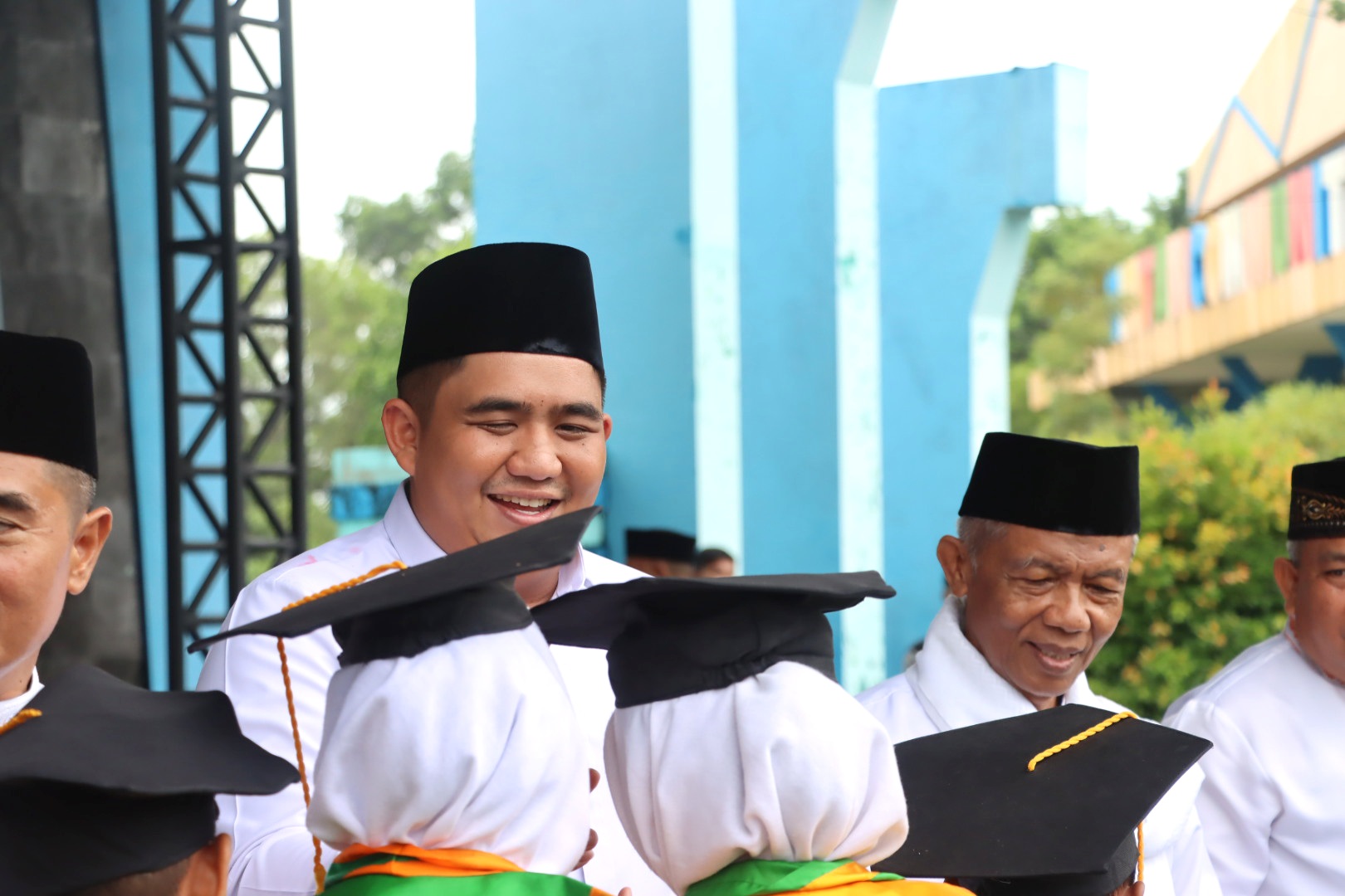 Bupati Bintan saat memindahkan tali toga tanda wisuda dilaksanakan