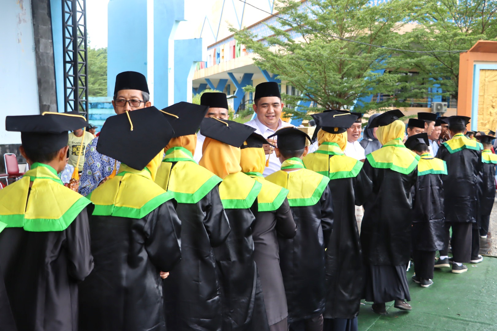 Bupati Roby melakukan prosesi wisuda santri