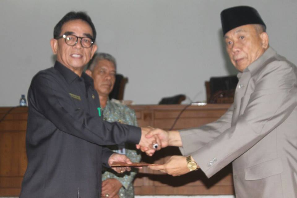 Usai disahkan langsung simbolis serah terima Raperda kepada Bupati Kepahiang.