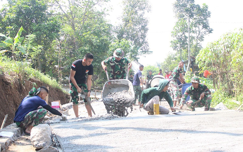 Satgas dan masyarakat menderap semangat menuntaskan betonisasi Jalan Londho.
