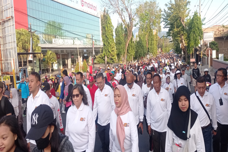 PJ Walikota Kediri Zanariah didampingi Forkompimda terlihat ikut berbaur dengan peserta jalan sehat membanjiri Jalan Hasanudin, KKO Harun dan Jalan Sriwijaya.