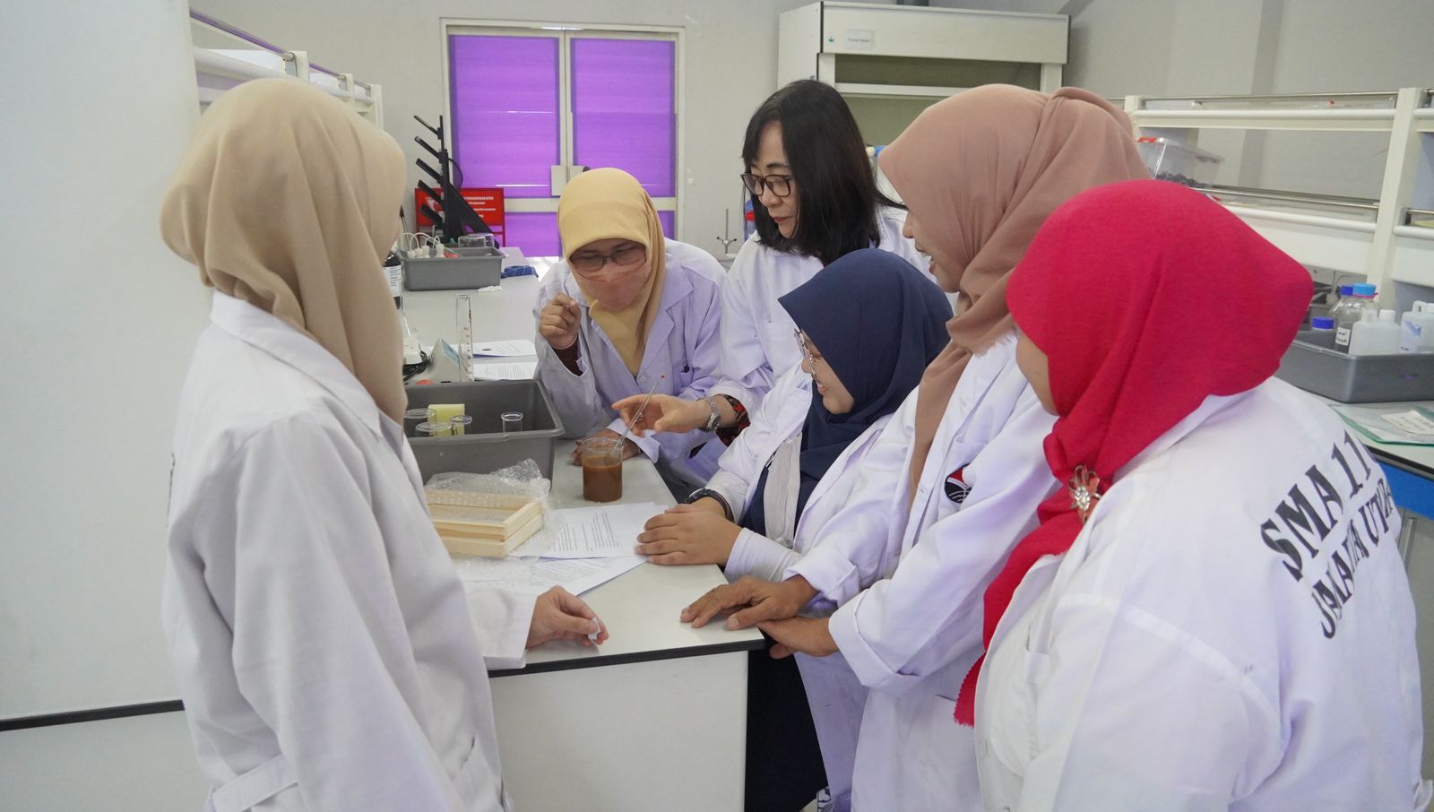 Suasana kegiatan praktik pembuatan tisu di laboratorium kimia
