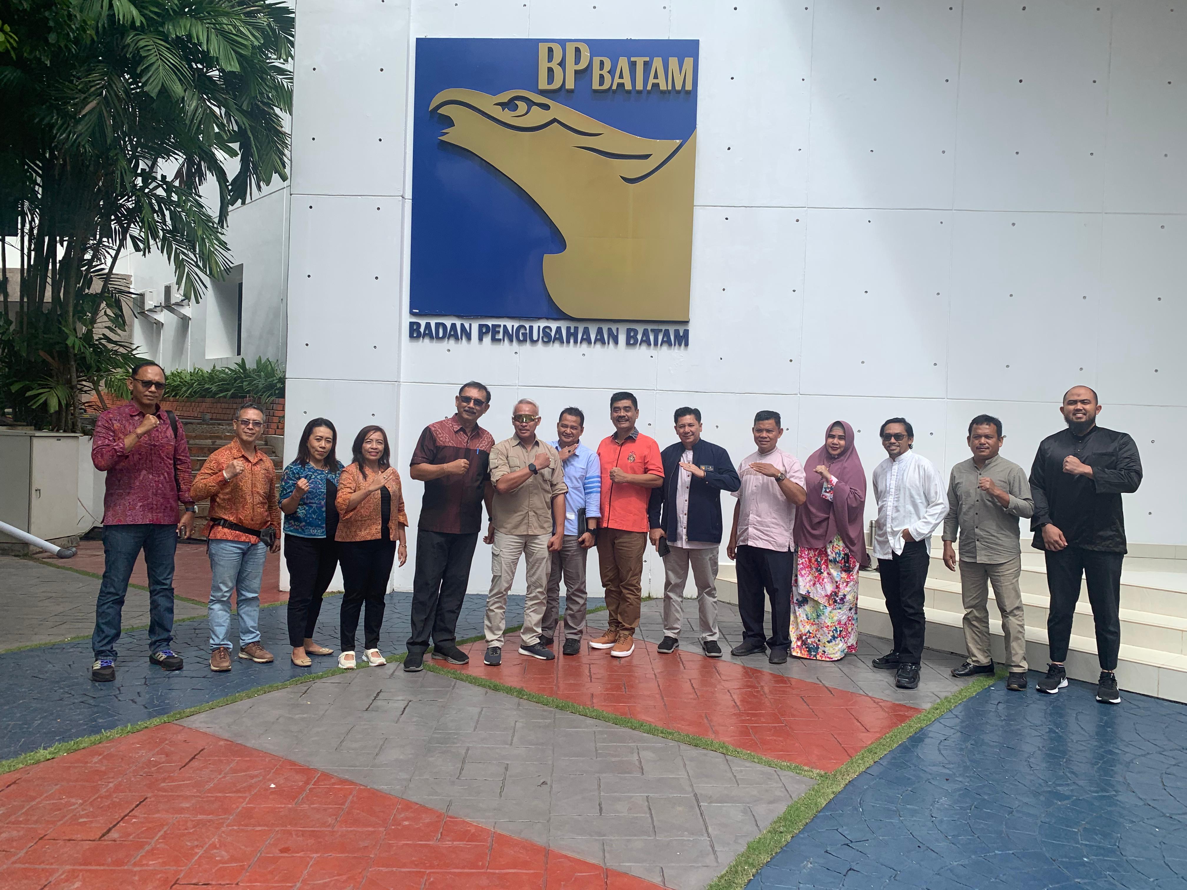 BP Batam menerima kunjungan kerja dari Perumda Air Minum Tirta Sewakadarma, di Marketing Center BP Batam, Jumat (01/12/2023).