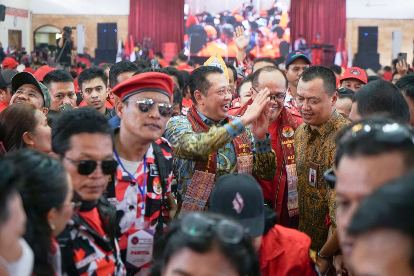 Bamsoet saat membuka Rakornas II Pemuda Batak Bersatu di Bekasi, Jumat (21/7/23).