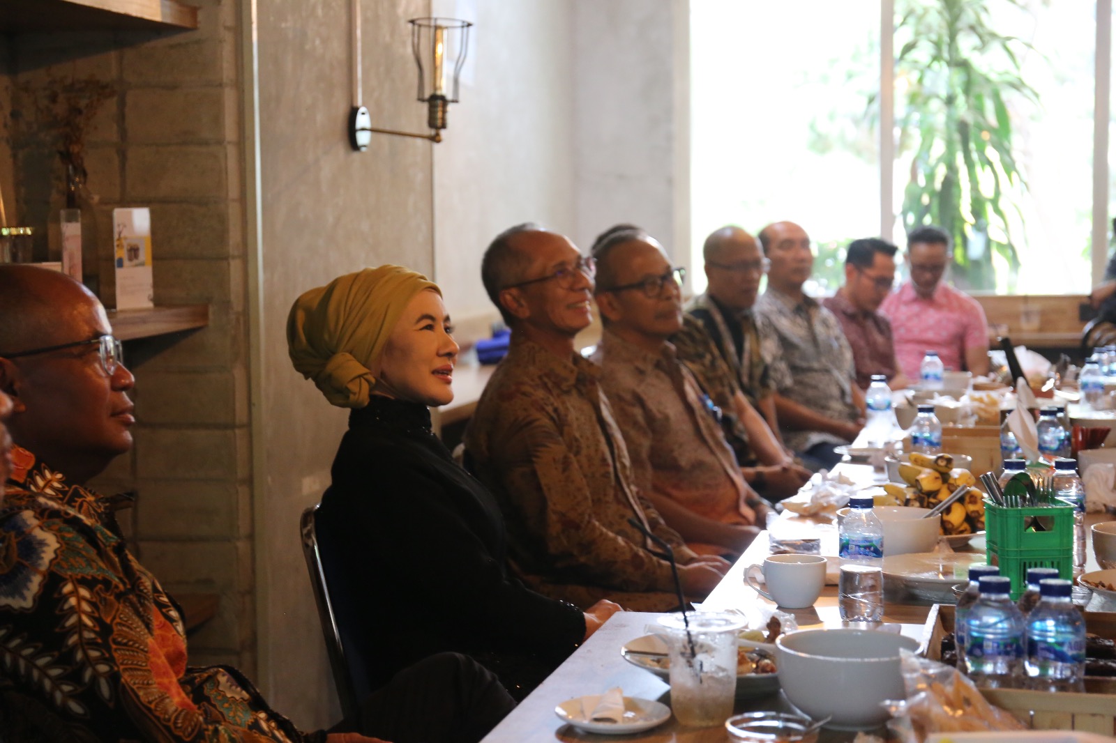 Direktur Utama PT Pertamina (Persero) bersama jajaran Pimpian Pertamina Foundation dan UPER serta anggota Advisory Board bertegur sapa dalam pertemuan semi formal di Cafe Universitas Pertamina