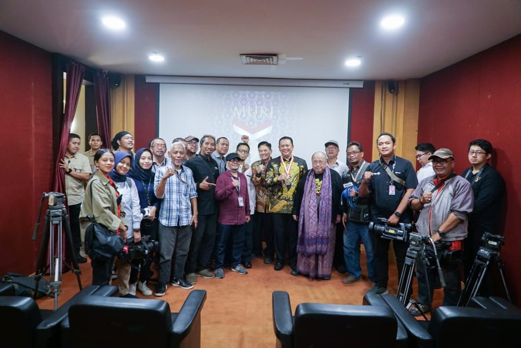Bamsoet saat menerima dua penghargaan Rekor MURI, di Galeri MURI, Mall of Indonesia, Rabu (30/8/23).
